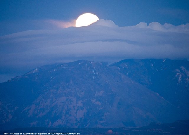 MoonBehindFrothyClouds-053017.jpg