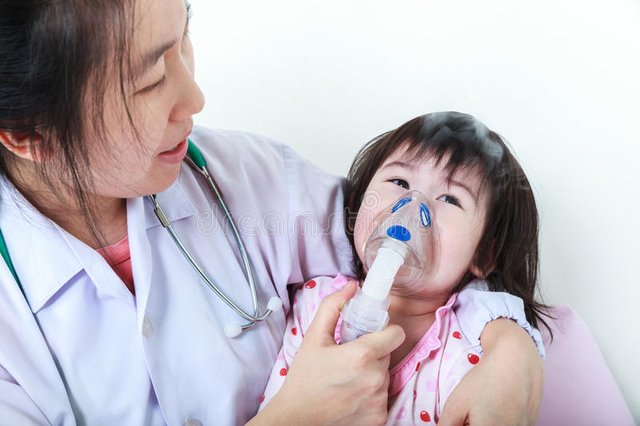 niño-asiático-que-tiene-enfermedad-respiratoria-con-el-inhalador-cr-triste-de-la-muchacha-88540661.jpg