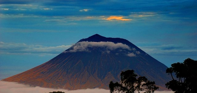 Paradies-Safaris-Tansania-Bergbesteigung-Berg-ol-doinyo-lengai-wandern-in-Afrika.jpg