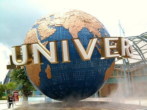 Universal_Globe_Singapore.jpg