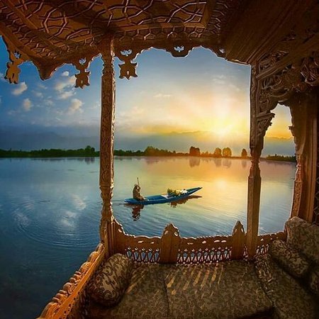 dal-lake-kashmir-hot.jpg