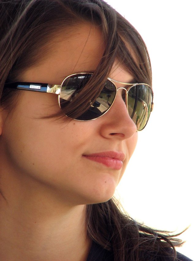11257-close-up-portrait-of-a-beautiful-girl-wearing-sunglasses-pv.jpg