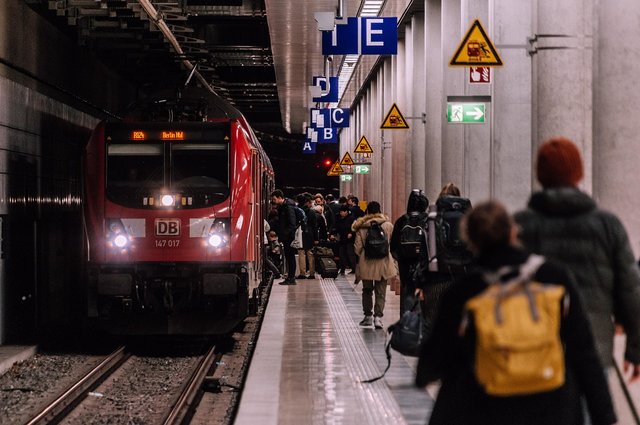 train-7859021_1280.jpg
