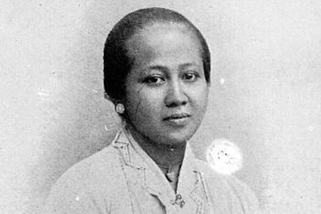 0541552COLLECTIE-TROPENMUSEUM-Gesigneerd-portret-van-Raden-Ajeng-Kartini-TMnr-10018775780x390.jpg