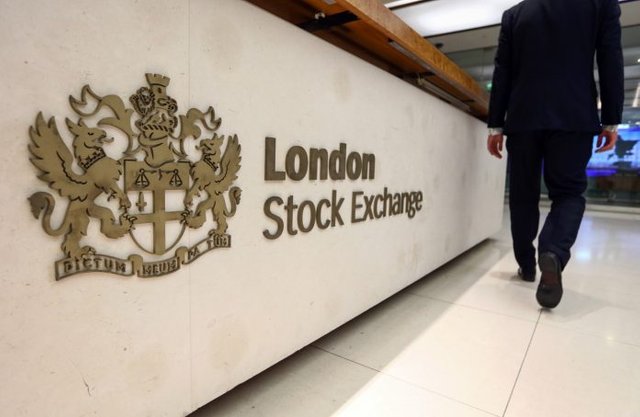 main-source-Bloomberg-London-Stock-Exchange-LSE-man-walking-63544423-696x454.jpg