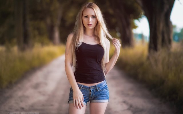 blonde-girl-in-depth-of-field-hd-rr-1440x900.jpg