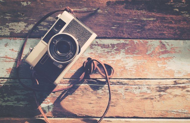 camara-retro-en-el-fondo-de-madera-de-la-tabla-tono-del-color-de-la-vendimia-filtro-del-efecto-del-instagram_1484-70.jpg