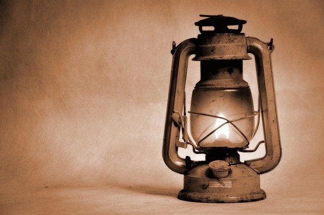 kerosene-lamp-1202281_640.jpg