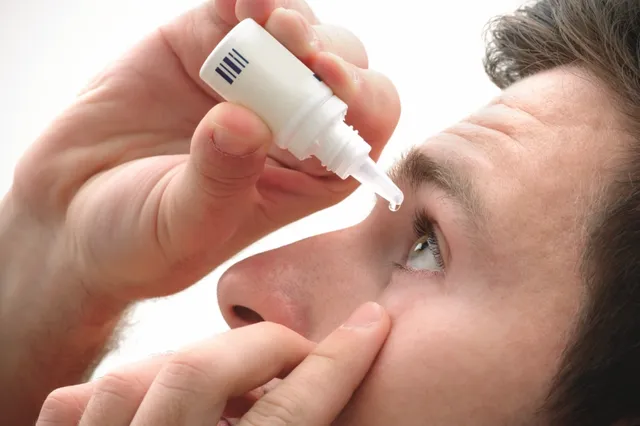 man-applying-eye-drops-ss-17-927x617.webp