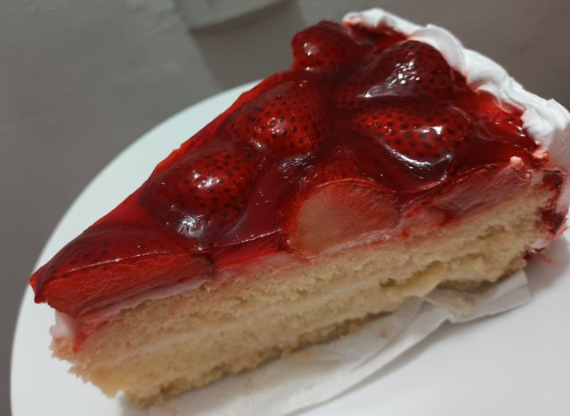 Torta de fresa rellena 3.jpg