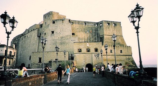 Castel_dell'Ovo,_Napoli_+_lampioni.jpg