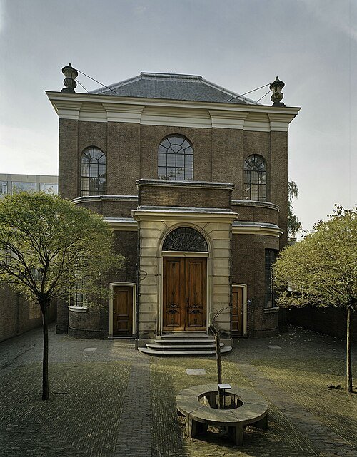 Voorgevel_met_ingangsportaal_tot_de_voormalige_Portugees-Israëlische_synagoge_(thans_synagoge_van_de_Liberaal_Joodse_Gemeente)_te_Den_Haag_-_'s-Gravenhage_-_20390073_-_RCE.jpg