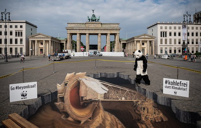 940-Kohlefrei-Installation-01-Brandenburger-Tor-Berlin-c-Streetart-Fredda-Wouters-Foto-Daniel-Seiffert-WWF.jpg