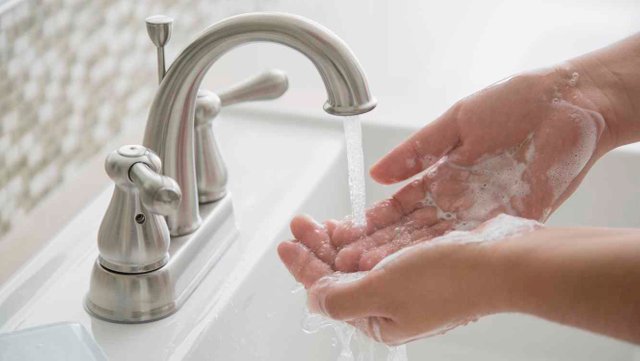 mujer-lavandose-las-manos.jpg