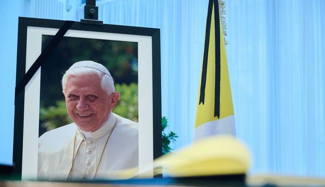 1432021_1_fullwidth_Ein_Kondolenzbuch_fuer_den_verstorbenen_emeritierten_Papst_Benedikt_XVI._in_der_Apostolische_Nuntiatur_in_Berlin..jpeg