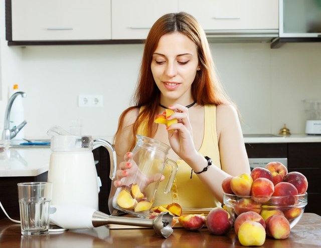 girl-cooking-beverages-from-peaches-kitchen_1398-782.jpg