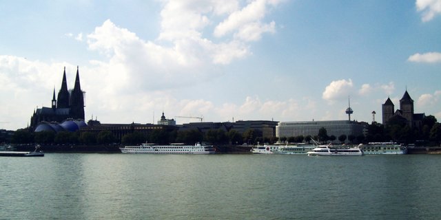 Köln - Am Rheinufer - An den Rheinterrassen - Blick auf das Konrad-Adenauer-Ufer.1200x600.jpg
