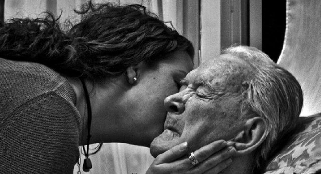 mujer-besando-a-un-padre-anciano.jpg