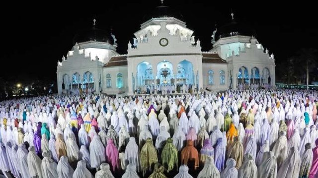 umat-islam-melaksanakan-shalat-tarawih_20150618_094553.jpg