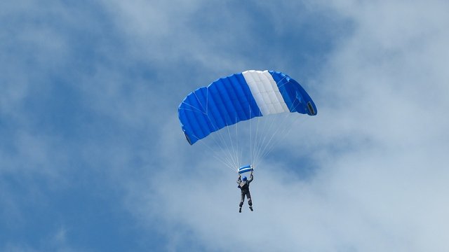 parachute-851321_1280.jpg