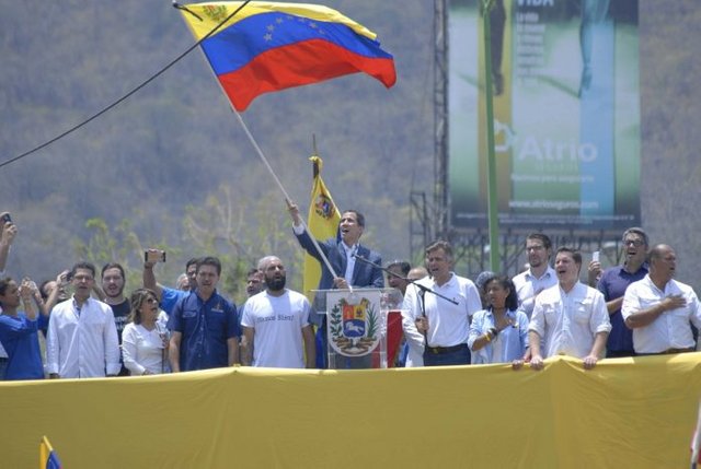 Guaidó-en-Valencia-2-696x466.jpg