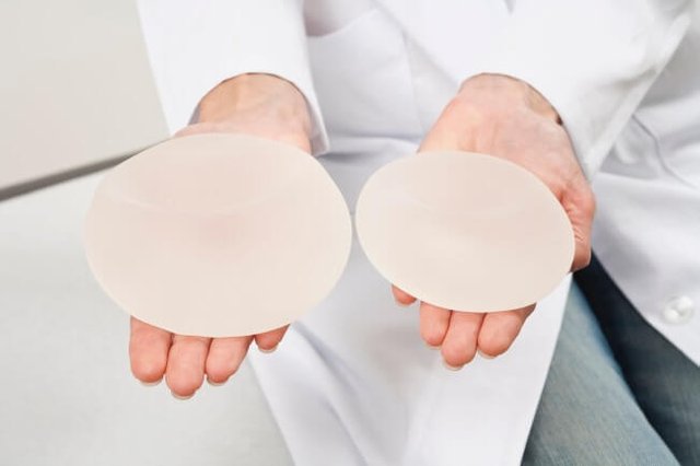 breast_implants_G_106353165.jpg