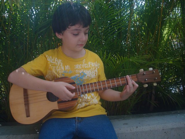 CUATRO nino-tocando.jpg