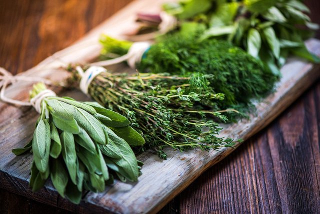 1800ss_getty_rf_fresh_herbs_on_cutting_board.jpg