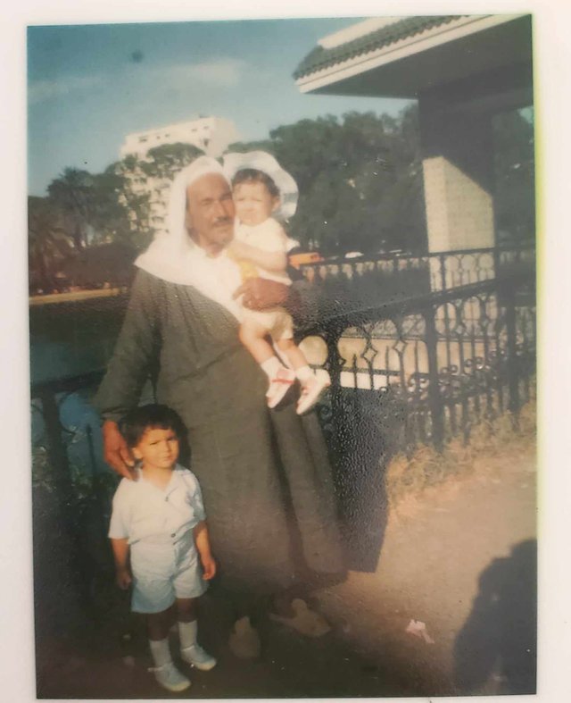 image avec mon grand père au zoo au année 85.jpg