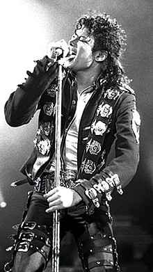 qlow-220px-Michael_Jackson_in_1988.jpg