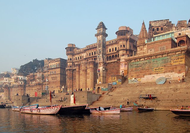 800px-Varanasi_Munshi_Ghat3.jpg