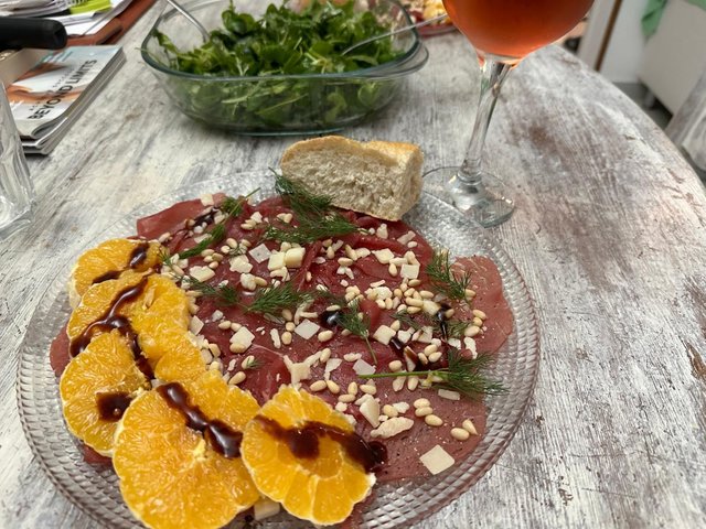 Carpaccio8BrotSalatWein.jpg