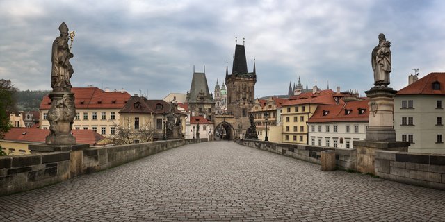 Panorama-of-Charles-Bridge-in-the-Morning-Prague-Czech-Republic2.jpg