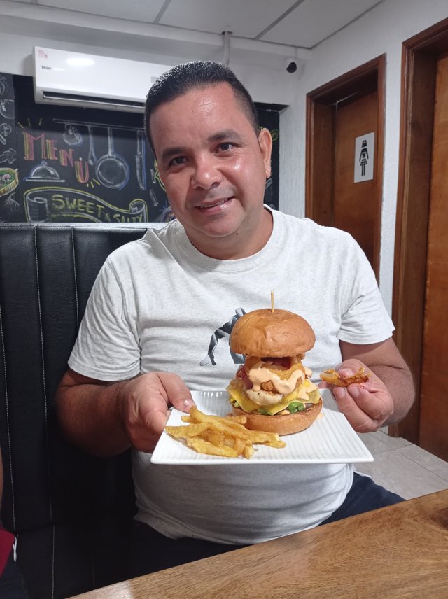 Feliz de comer hamburguesa.jpg