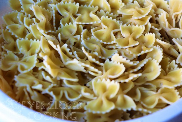 EyesClosedCooking-BaconPestoPasta---03.jpg