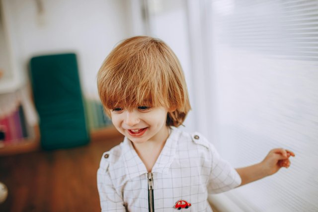 free-photo-of-joyful-boy-in-room.jpeg