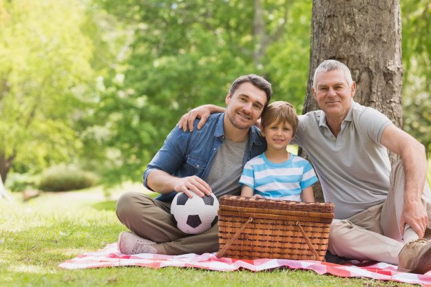 abuelo-padre-e-hijo-cesta-picnic-parque_13339-6114.jpg