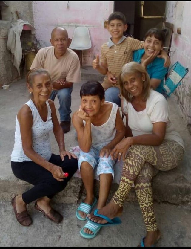 Tia y familia.jpg