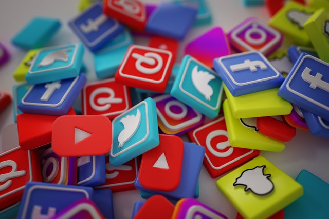 pile-3d-popular-social-media-logos.jpg