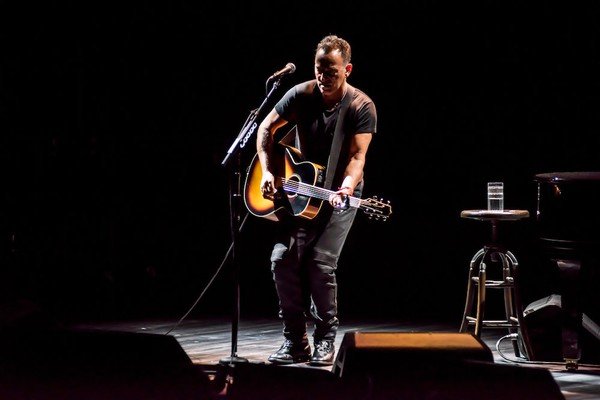 12-bruce-springsteen-in-springsteen-on-broadway-photo-by-rob-demartin-1-copyjpg-51135ff4b55f9d15.jpg