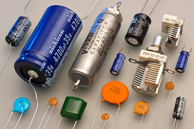 960px-Capacitors_(71