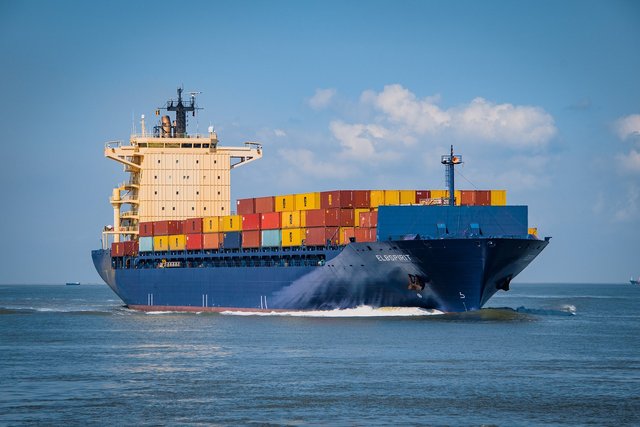 container-ship-6631117_1280.jpg