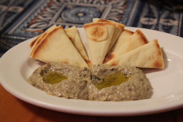 1024px-Baba_ganoush_and_pita.jpg