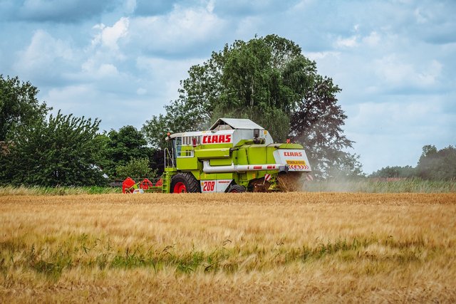 combine-harvester-8106392_1280.jpg