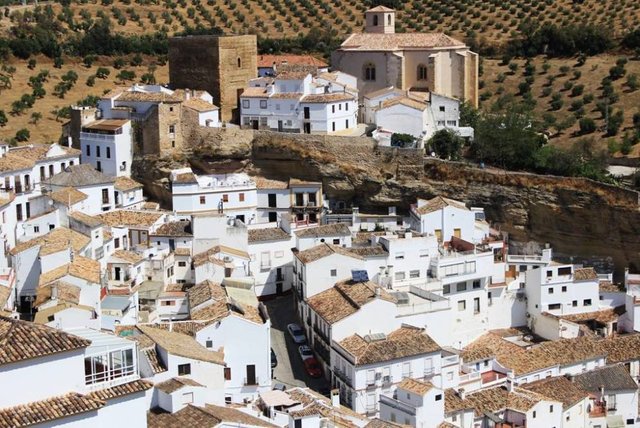 ocho-razones-para-viajar-al-gaditano-setenil-de-las-bodegas-y-no-esta-el-vino.jpg