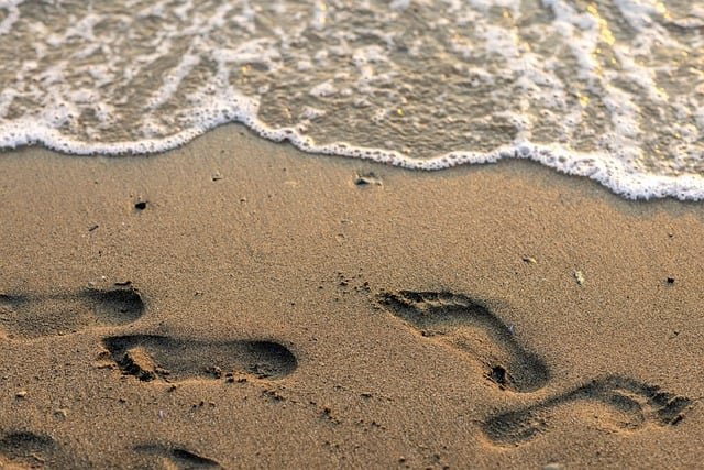 footprints-8446394_640.jpg