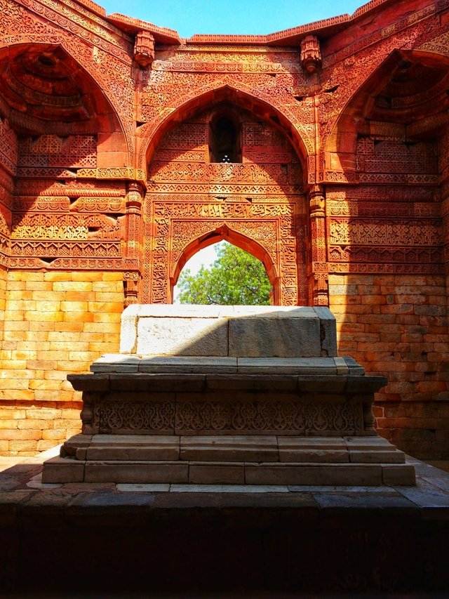 JQWKLpIB2E31ivws_Iltutmish_Tomb_N-DL-93.jpg