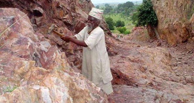 manjhi-chiseling.jpg