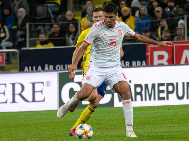 2048px-UEFA_EURO_qualifiers_Sweden_vs_Spain_20191015_Rodri_13.jpg