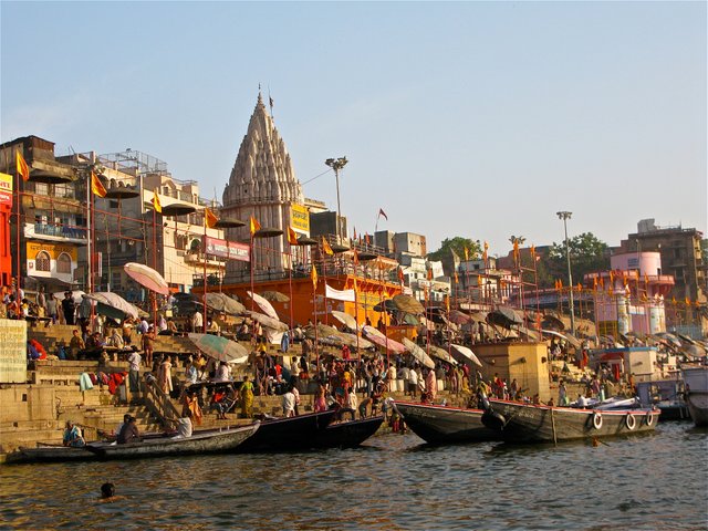 Morning_bathers_at_Ganges_Ghats,_Varanasi.jpg